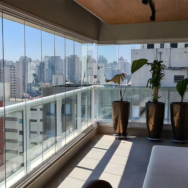 Sacada envidraçada moderna em apartamento