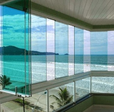 Envidraçamento de sacada com vista para praia
