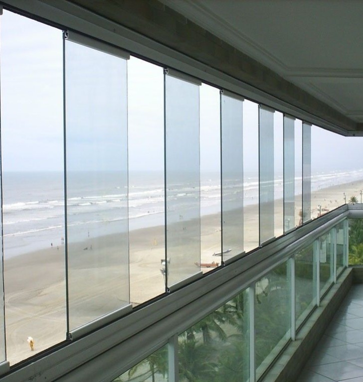Sacada envidraçada com vista para o litoral